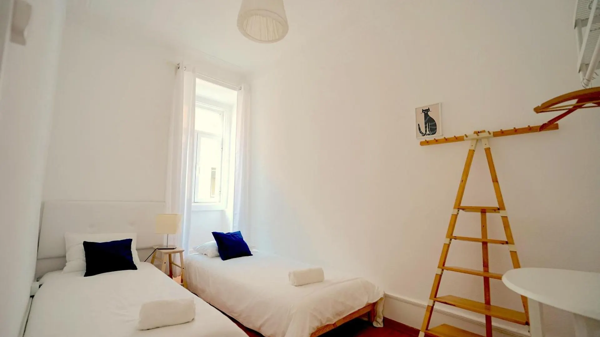 Cruz Cozy Apartment 1º Lisboa 0*,